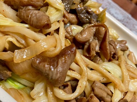 ちゃちゃっとできあがり❗️絶品☆ホルモン焼きうどん